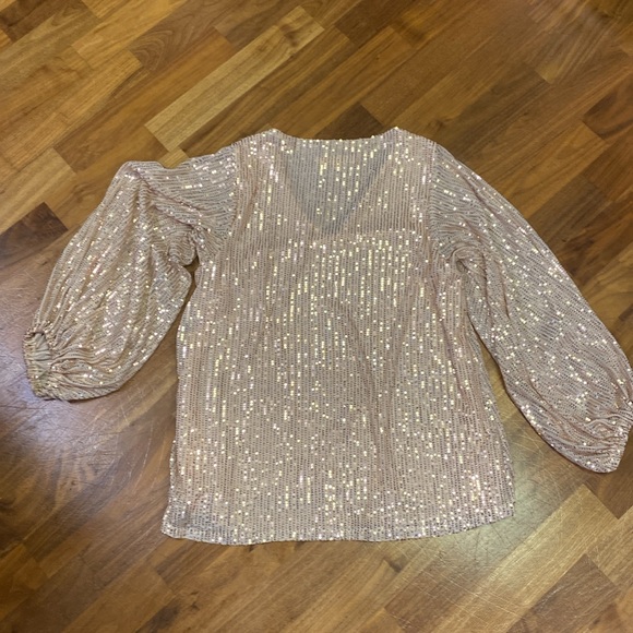 Vine and Love, size small,  gold sequent top - Picture 4 of 4